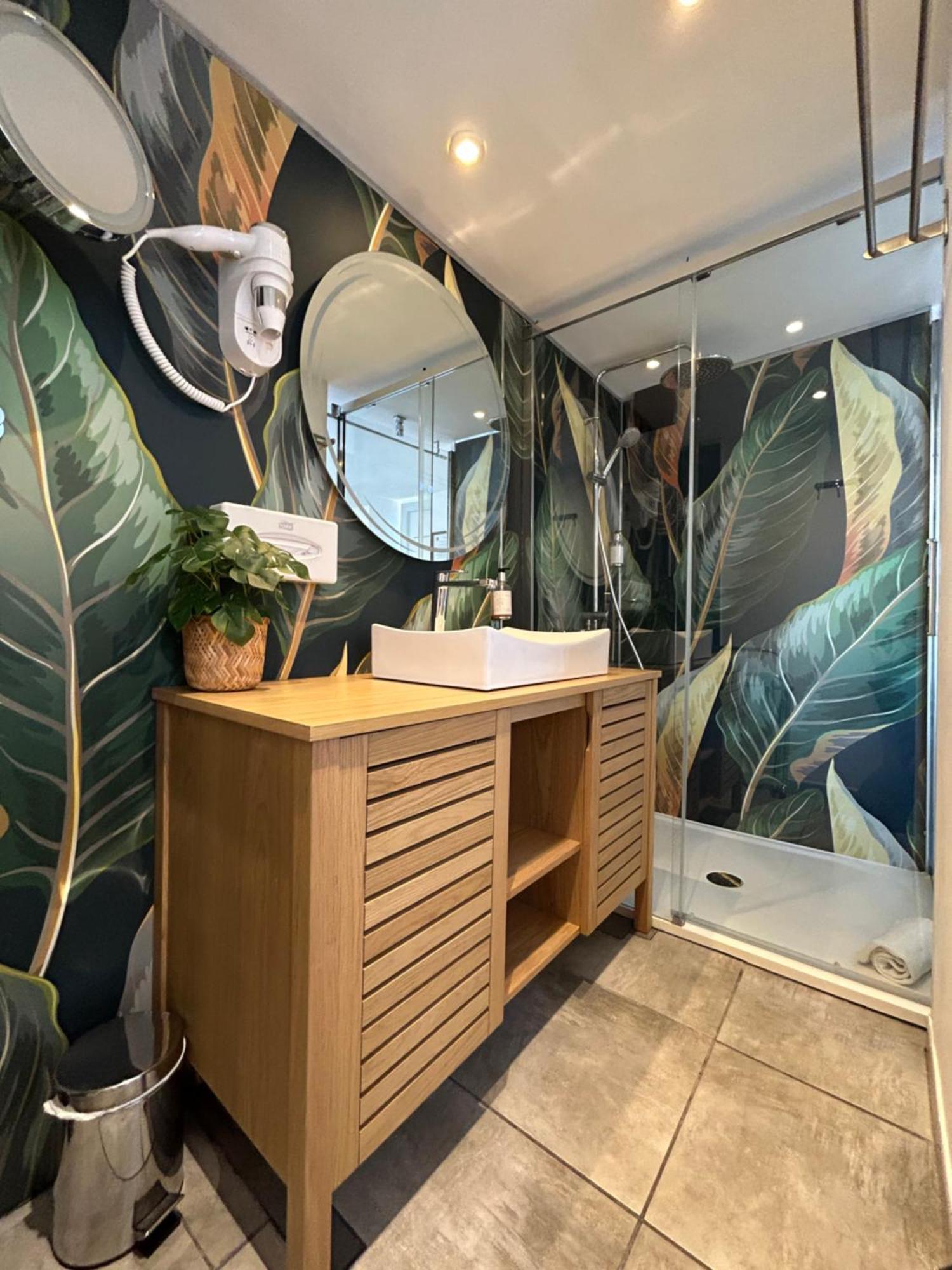 Hotel Eden Cassis - Centre-Ville- Piscine Chauffee, Jacuzzi Et Sauna - Parking Prive Bagian luar foto