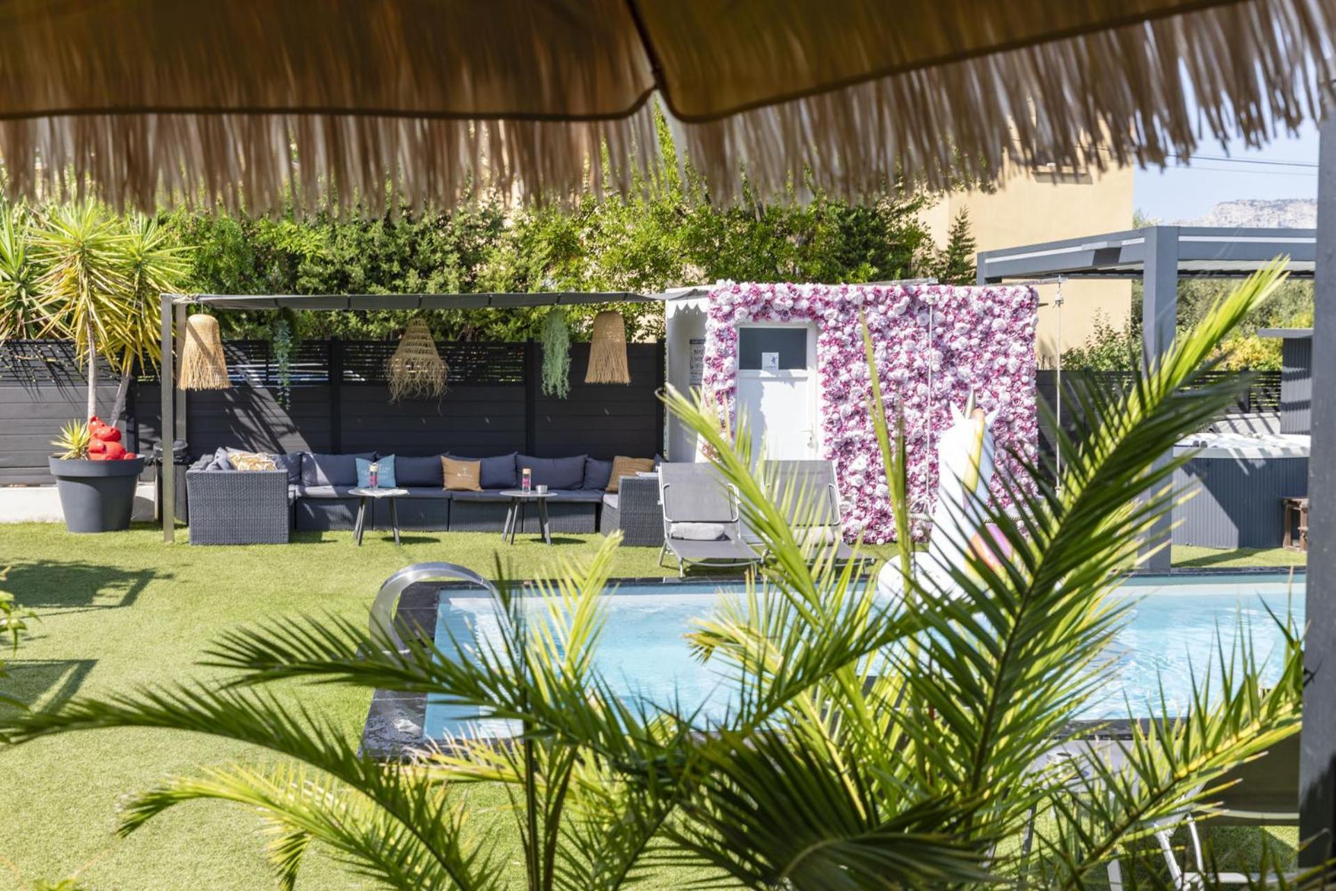 Hotel Eden Cassis - Centre-Ville- Piscine Chauffee, Jacuzzi Et Sauna - Parking Prive Bagian luar foto