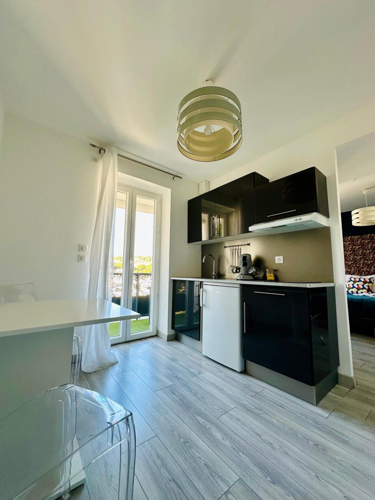 Hotel Eden Cassis - Centre-Ville- Piscine Chauffee, Jacuzzi Et Sauna - Parking Prive Bagian luar foto
