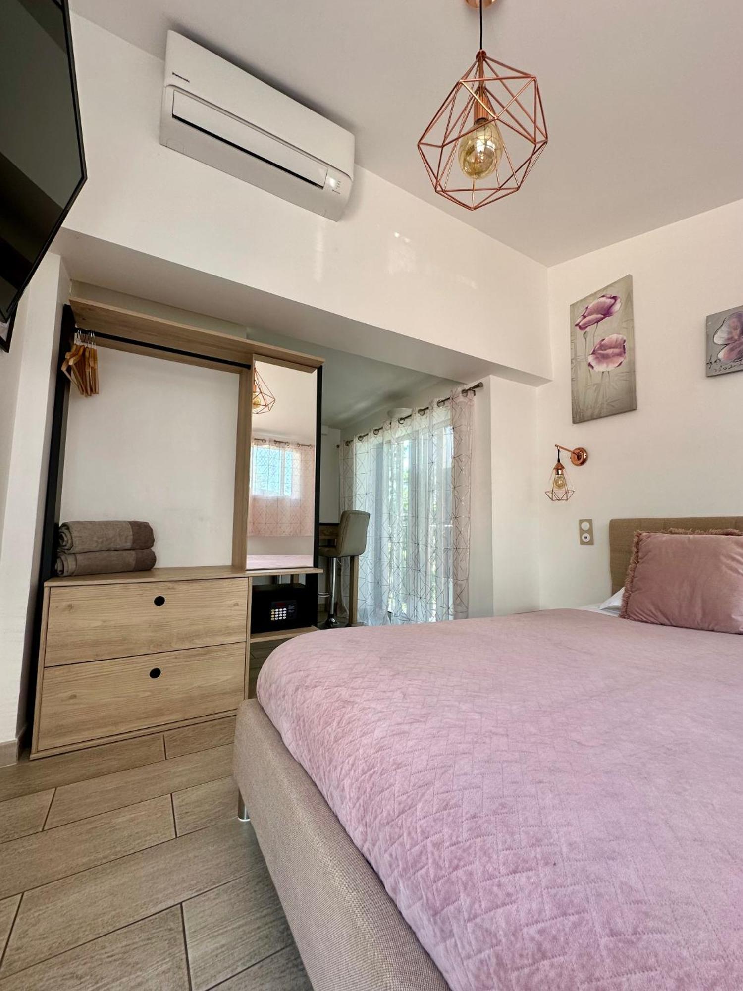 Hotel Eden Cassis - Centre-Ville- Piscine Chauffee, Jacuzzi Et Sauna - Parking Prive Bagian luar foto