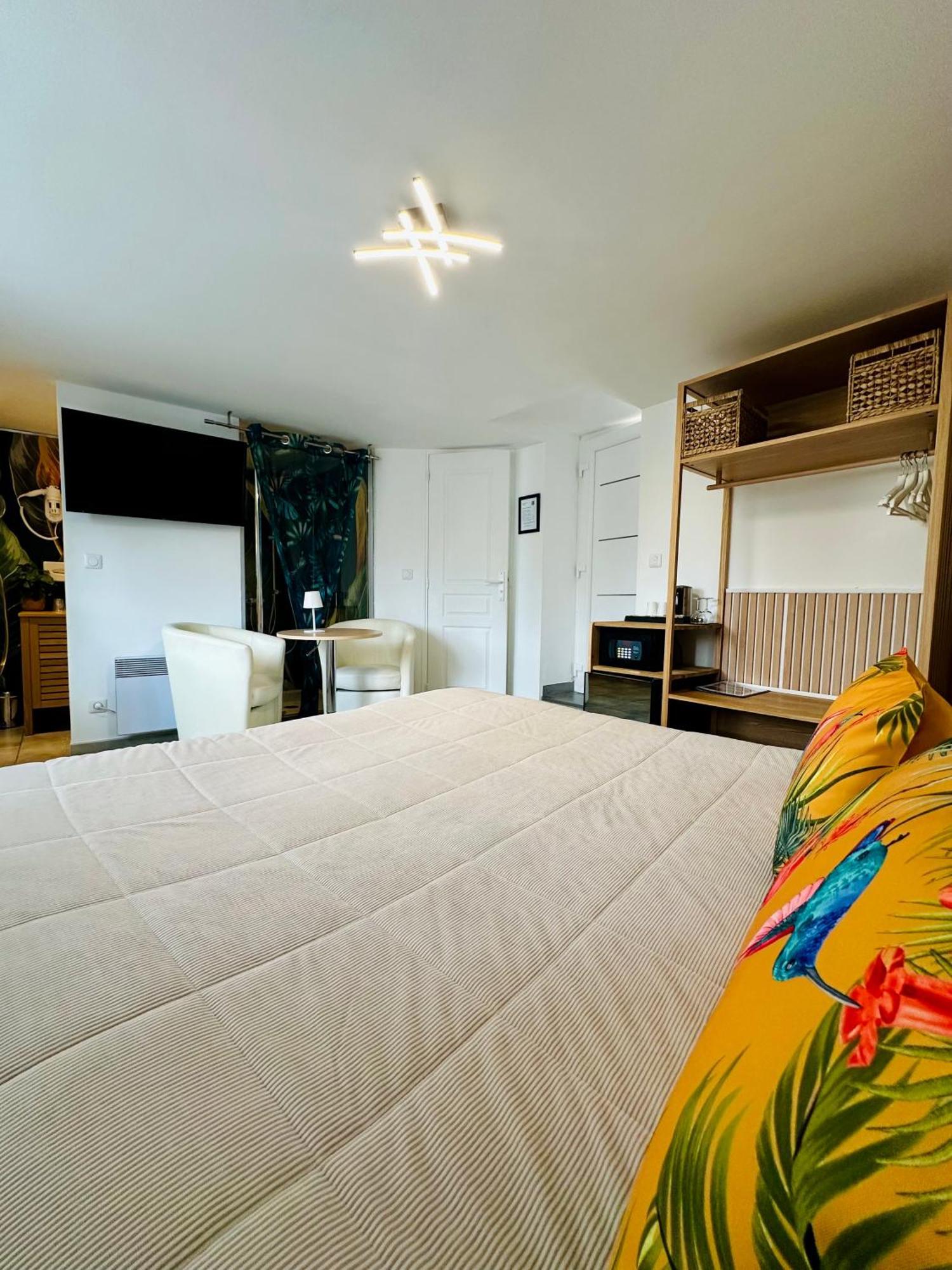 Hotel Eden Cassis - Centre-Ville- Piscine Chauffee, Jacuzzi Et Sauna - Parking Prive Bagian luar foto