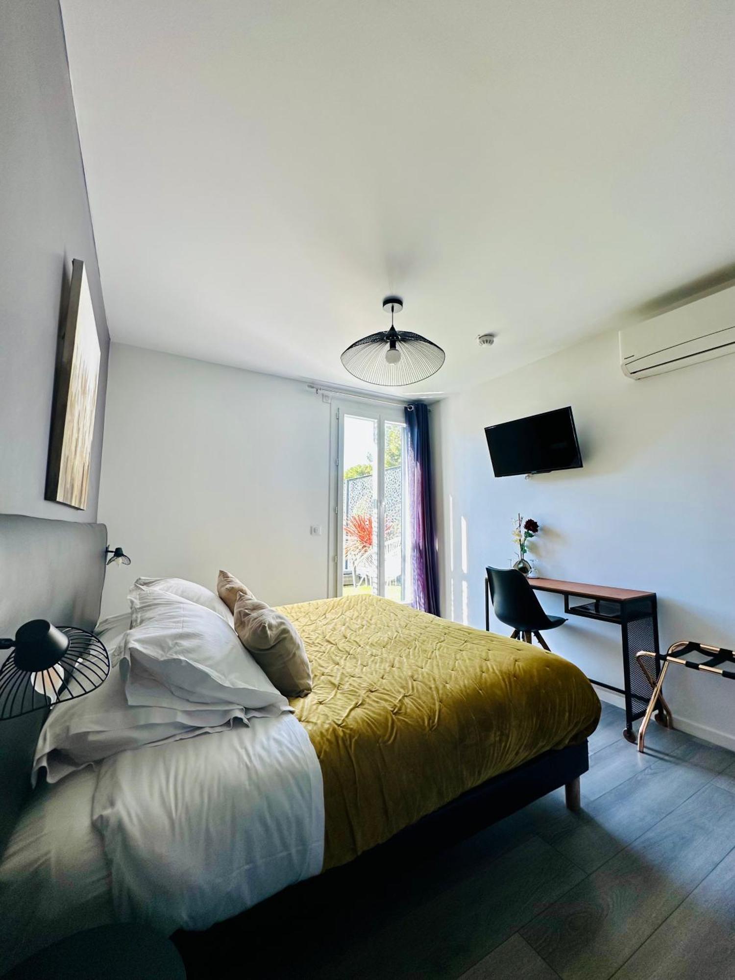 Hotel Eden Cassis - Centre-Ville- Piscine Chauffee, Jacuzzi Et Sauna - Parking Prive Bagian luar foto